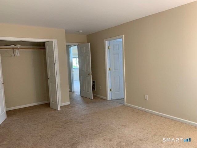 Building Photo - 18 Greenbriar Dr