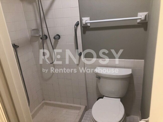 Building Photo - Very Nice 2BD/2BA Condo In Roseville!!!
