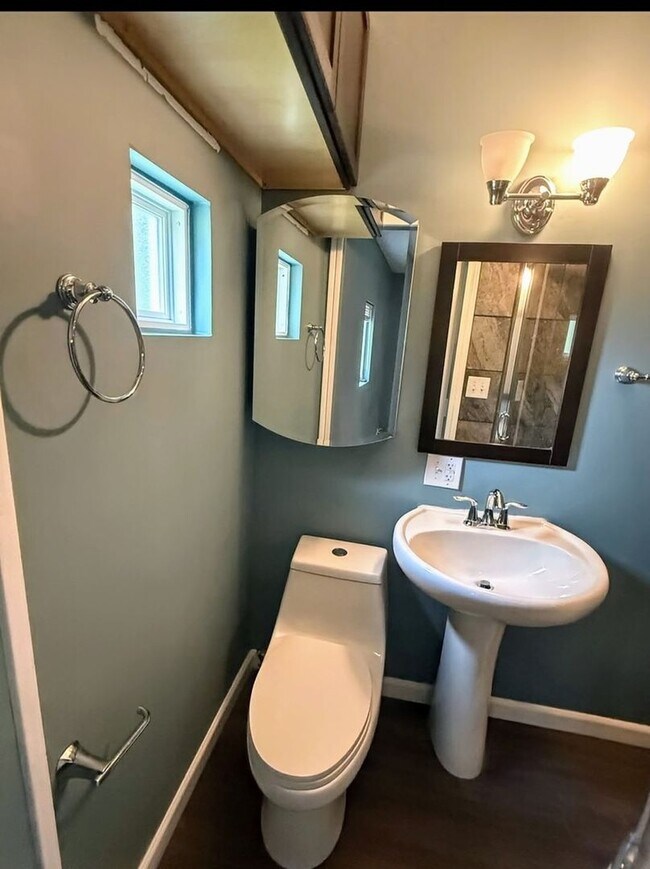 Building Photo - Spacious 6BR House in New Lebanon