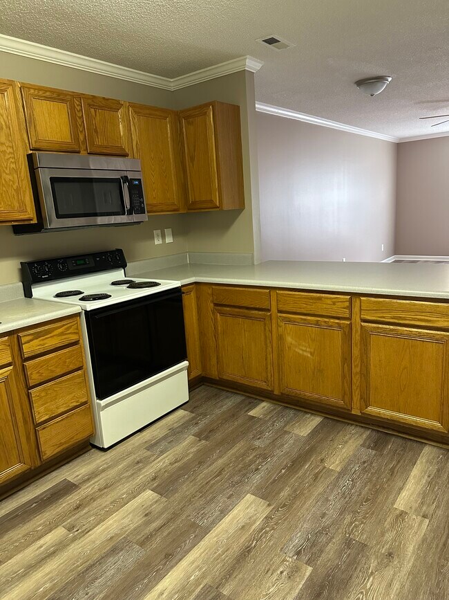 Building Photo - 1216 Goldridge Dr SW