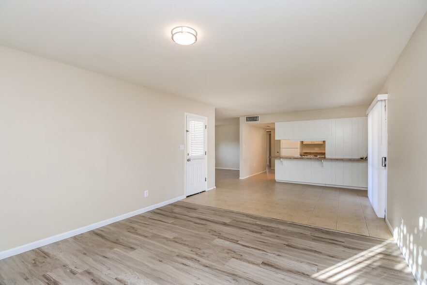 Building Photo - 3039 S Kenneth Pl