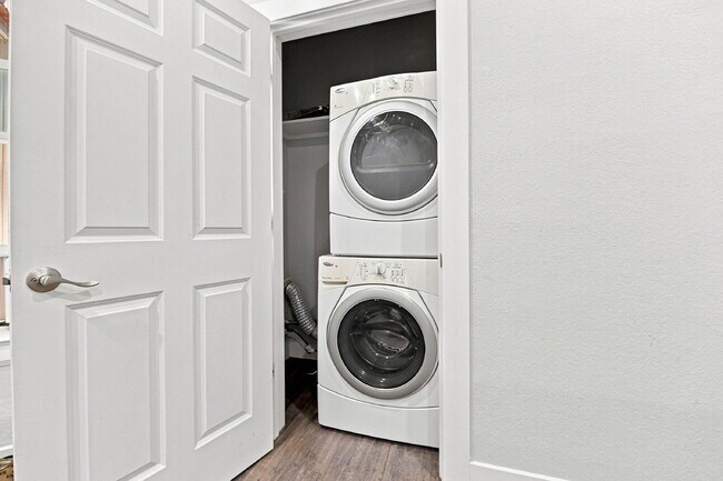 Building Photo - $1,620.95 with $300 off the first month rent, 1 Bed - 1 Bath, Condo in Denver with All Utilities ...