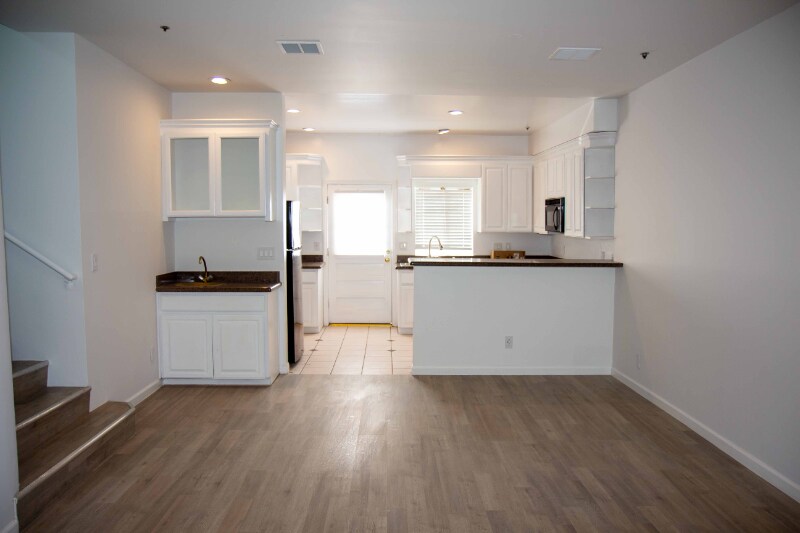 Building Photo - 627 N Sweetzer Ave