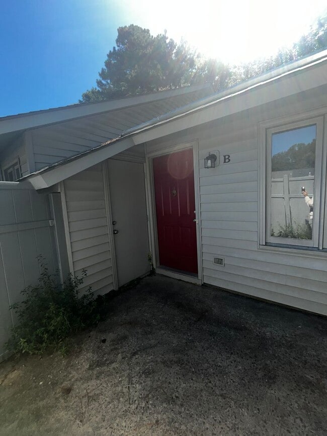 Building Photo - Two Bedroom One Bath Townhome