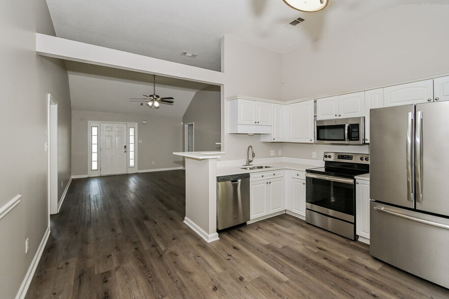 Building Photo - 215 Garden Springs Dr