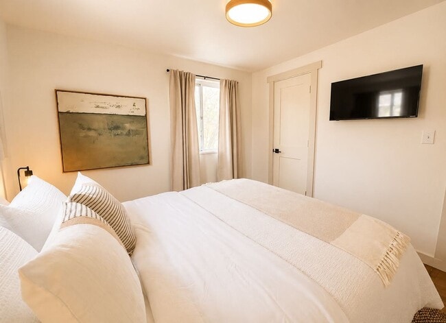 Building Photo - Fully Furnished 3BR | Renovated | All Utilities Included | Ideal for 30+ Day Stays