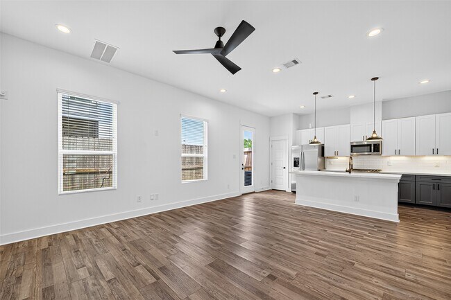 Building Photo - 1070 Mansfield St