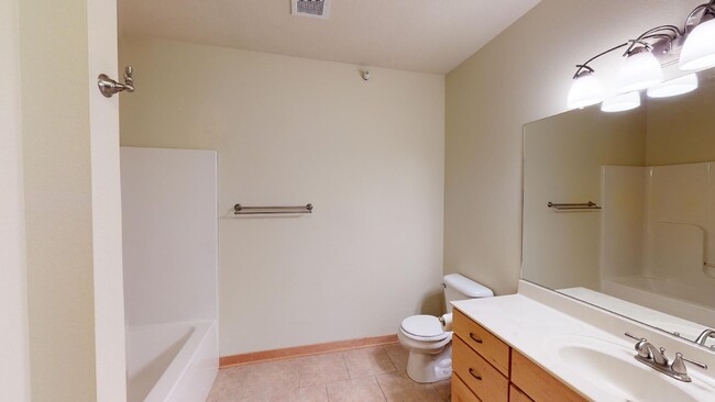 Building Photo - AVAILABLE AUGUST 1st! Cute Condo w/Securit...