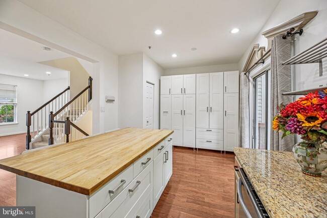 Building Photo - 633 Baystone Ct