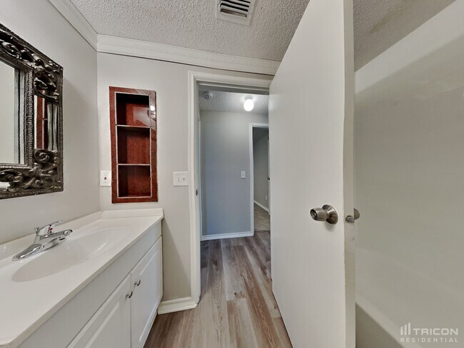 Building Photo - 1421 Rustling Oaks Dr