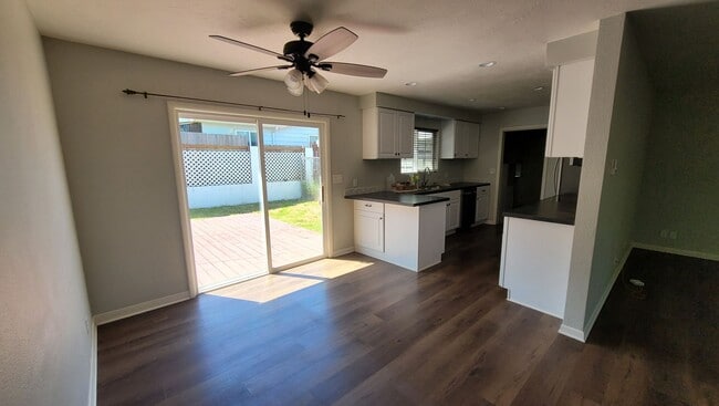 Building Photo - Family Home in Desirable Neighborhood!