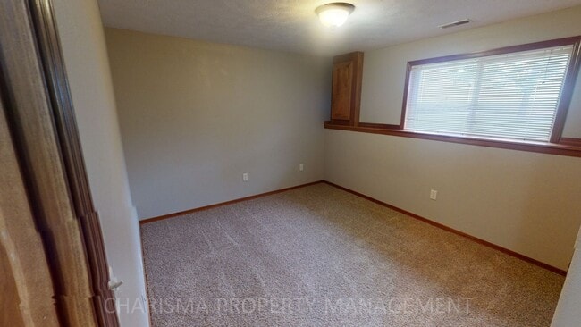 Building Photo - 3 BD, 2.5 BA TOWNHOME, DOUBLE ATTACHED GARAGE, PET FRIENDLY, WALK OUT DECK, LOTS OF SPACE!