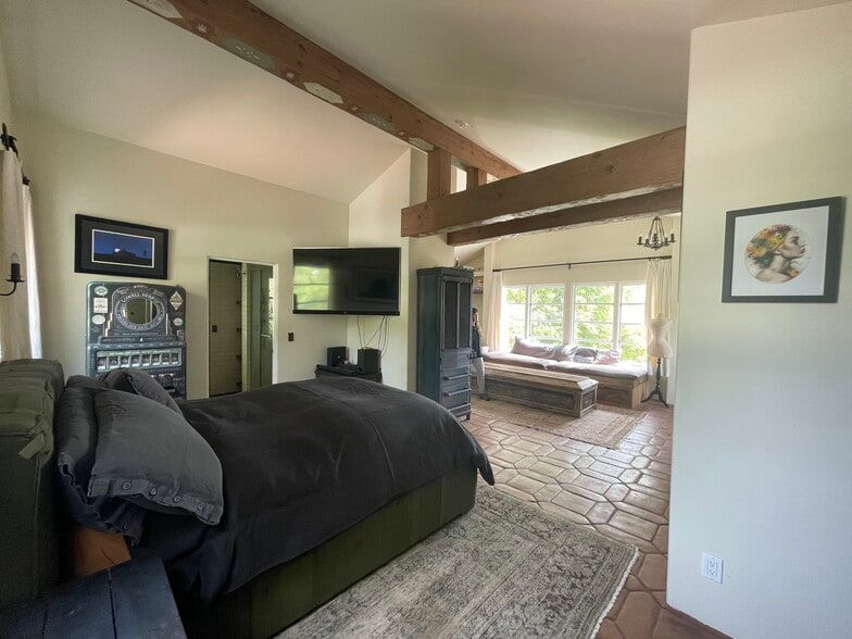 Building Photo - 232 E Los Olivos St