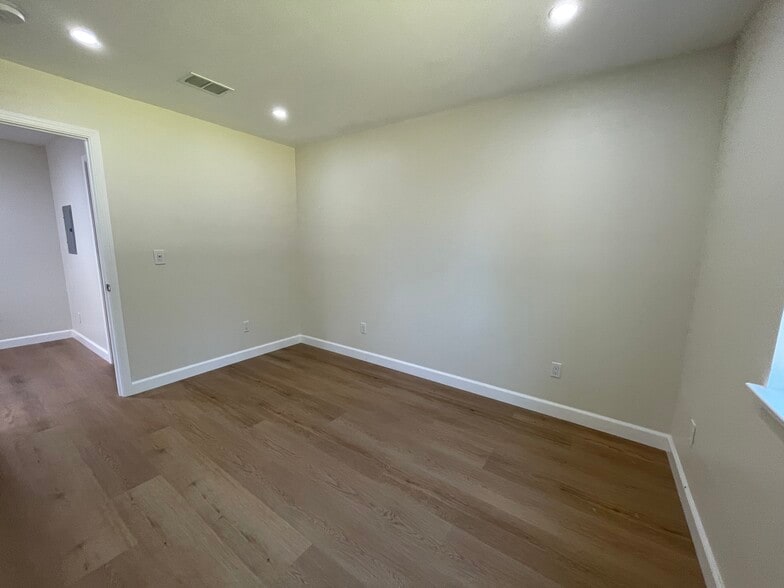 Building Photo - 320 N 18th St