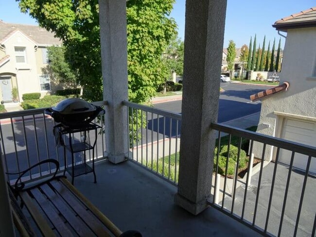 Building Photo - Adorable 2 bedroom 2 bathroom townhouse in...