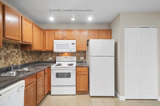 Building Photo - 3423 Ridgeland Ave
