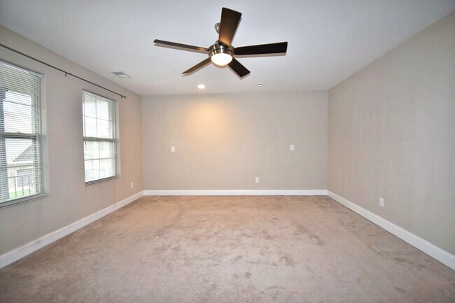 Building Photo - Gorgeous 3BR luxury Murfreesboro townhome ...