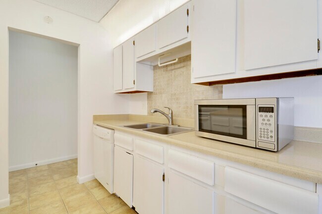 Building Photo - 150 Pineview Rd