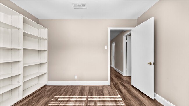 Building Photo - 1017 Howard Ln