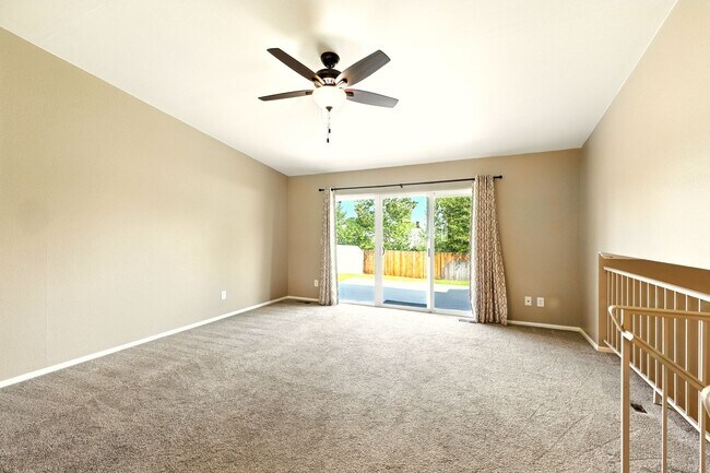 Building Photo - Tri-Level 3 Bedroom 2 Bath Large Backyard ...