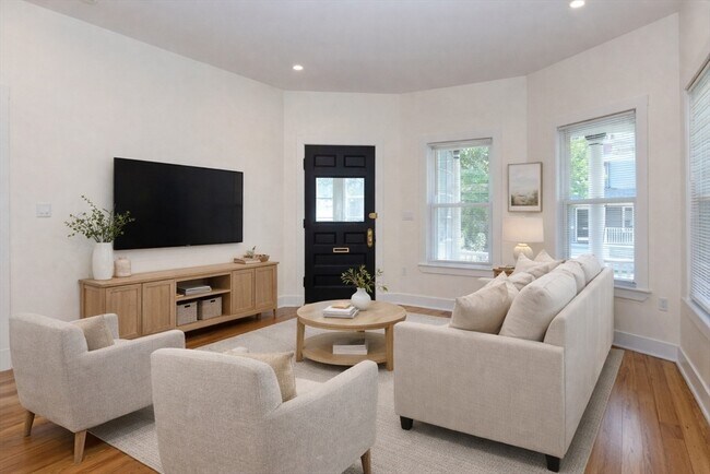 Building Photo - 56 Lyndhurst St