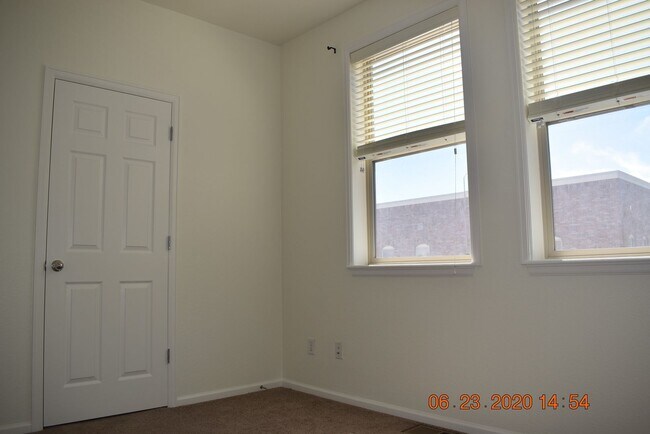 Building Photo - Beautiful 2 Bedroom Townhome / Old Town Ar...