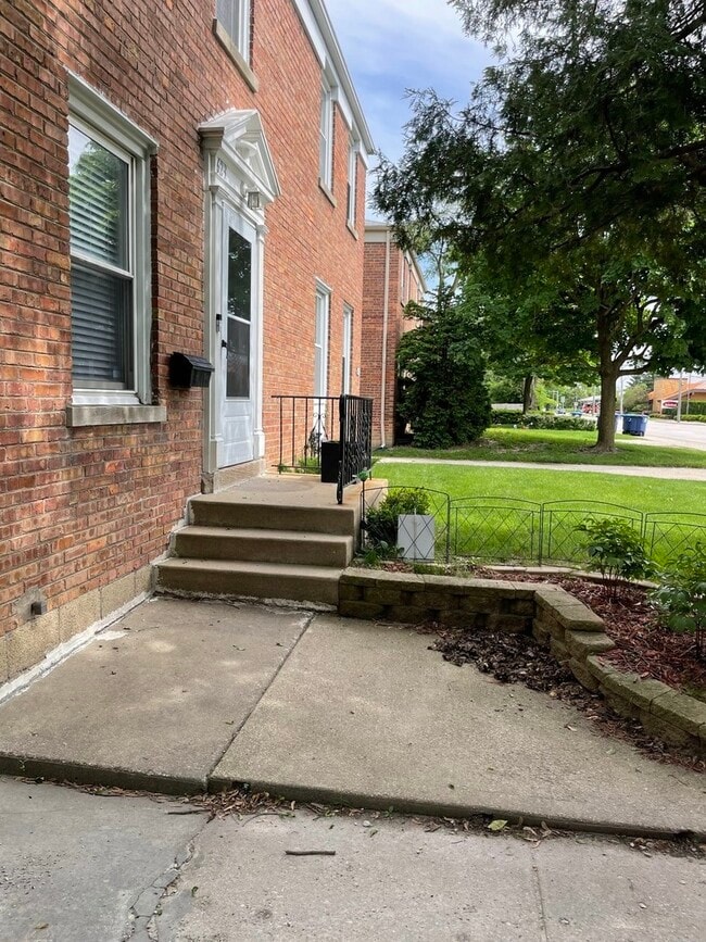 Building Photo - 623 Waukegan Rd