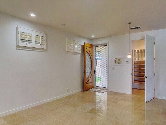 Building Photo - 2-Bedroom Executive Duplex in Serene Manoa...