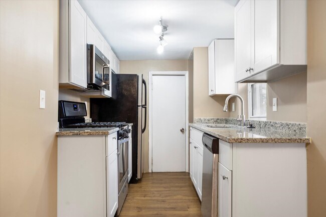 Building Photo - 424 S Eden St