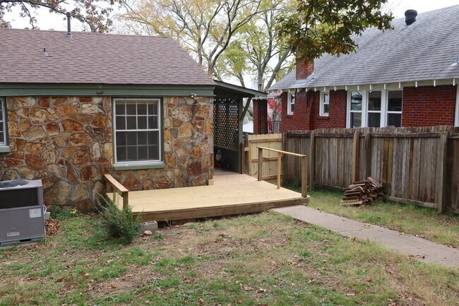 Building Photo - 326 N Summit St