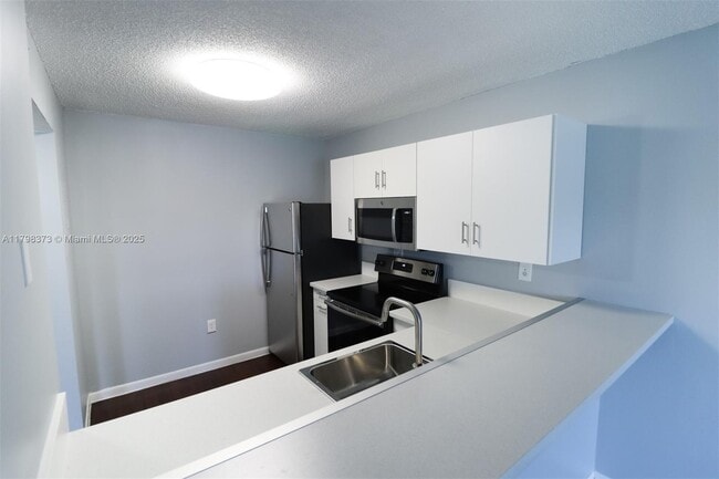 Building Photo - 9779 Nob Hill Ct