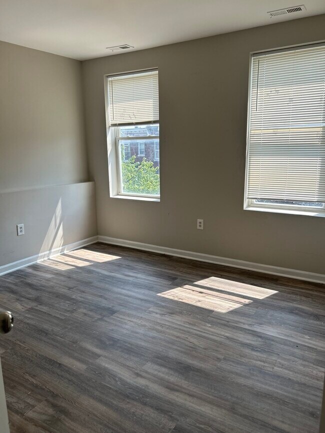 Building Photo - 3 bedroom townhome