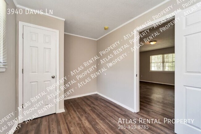 Building Photo - 3940 Davis Ln