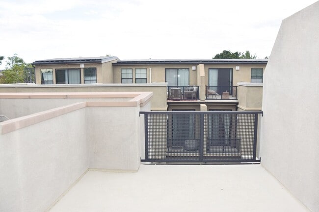 Building Photo - 507 W Maple Ave