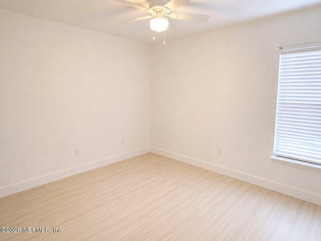 Building Photo - 760 S Lilac Loop