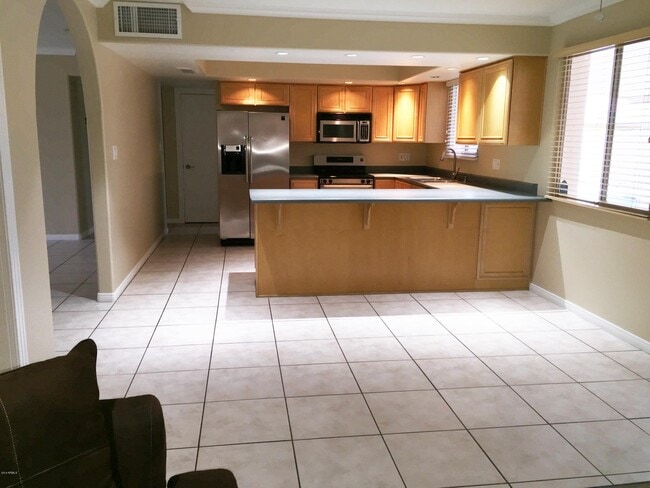 Building Photo - 610 E Malibu Dr