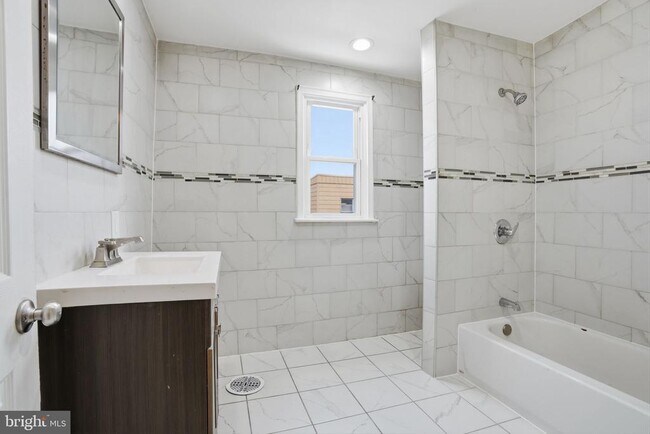 Building Photo - 411 Tree St