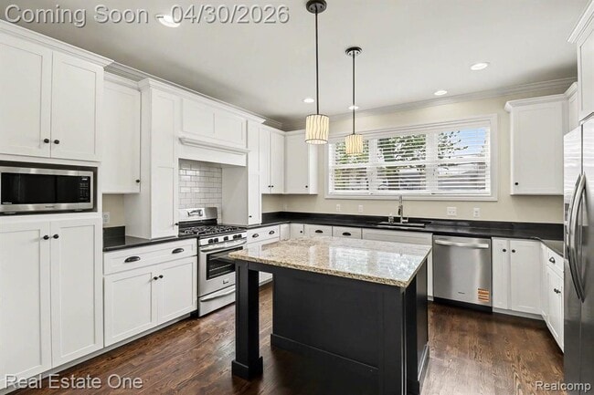 Building Photo - 714 E University Ave