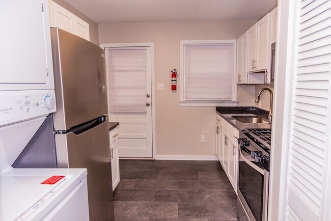 Building Photo - ONE MONTH FREE-Sign by 2/28/2026: Walk to Carytown & the Fan