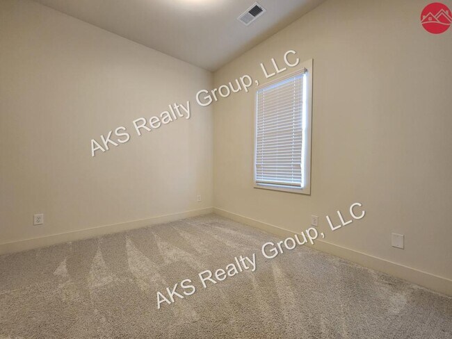 Building Photo - 1012 Windsor Dr