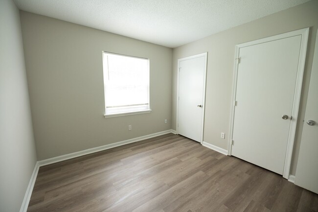 Building Photo - 2 Bed, 1 Bath Condo off Wendover Ave Green...
