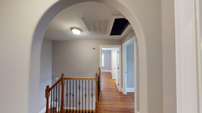 Building Photo - $1695/Bedroom | 7BR Home Near UTK | Fort S...