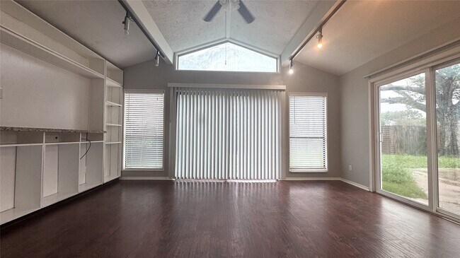 Building Photo - 4406 Kinloch Dr