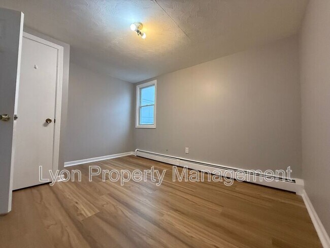 Building Photo - 26 Carlton St