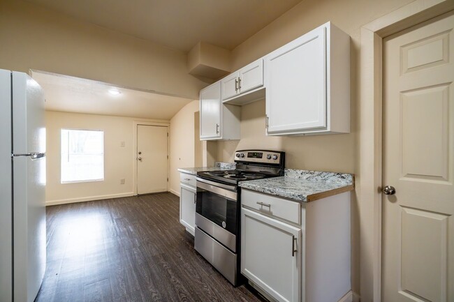 Building Photo - * Move-In Special * Cozy 3 Bed, 1 Bath Hom...