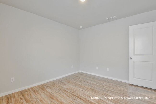 Building Photo - 2012 Kenwood Ave