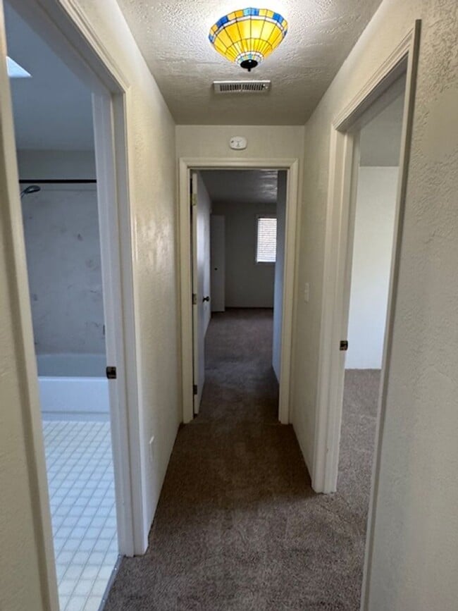 Building Photo - 3 Bedroom/ 2 Bathroom Single Level Home