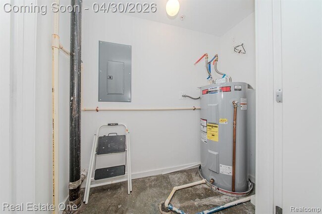 Building Photo - 211 E 9 Mile Rd