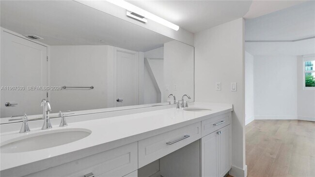 Building Photo - 555 NE 34th St