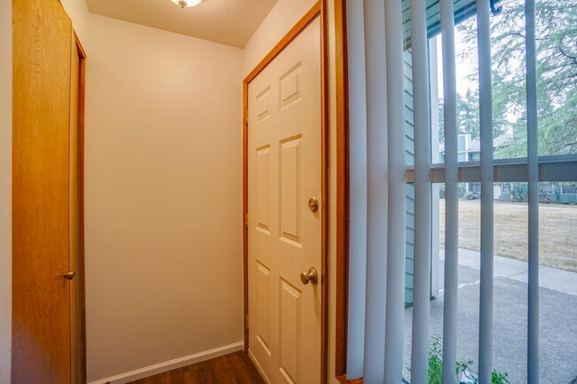 Building Photo - December Rent Free! Fanno Creek Condo - Lo...